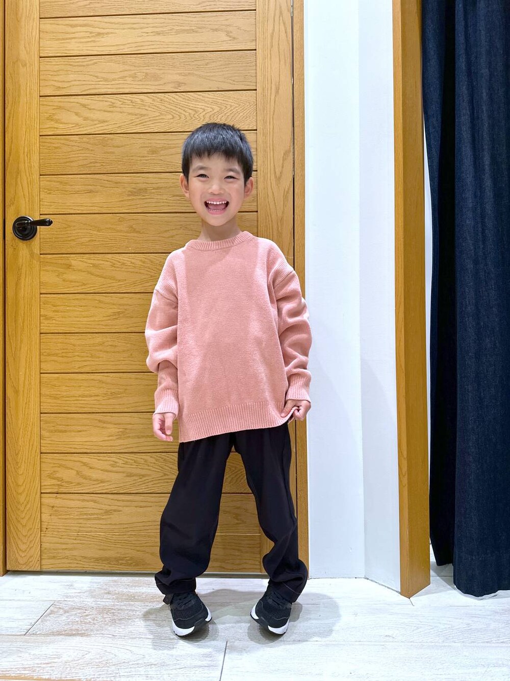 「オーバーサイズ、高見え、カジュアル、BAYFLOW、キッズ服、キッズ、ニット、ウォッシャブル、パンツ、ゆったり、楽ちんコーデ、テーマパーク、旅行、冬コーデ、親子コーデ」｜「BAYFLOWの【おうちで洗える♪】Finedaysカラーニット(KIDS)（ニット/セーター、ピンク系）」を使った、ayakabfさん（キッズ・114cm）の冬コーディネートの1枚目の写真