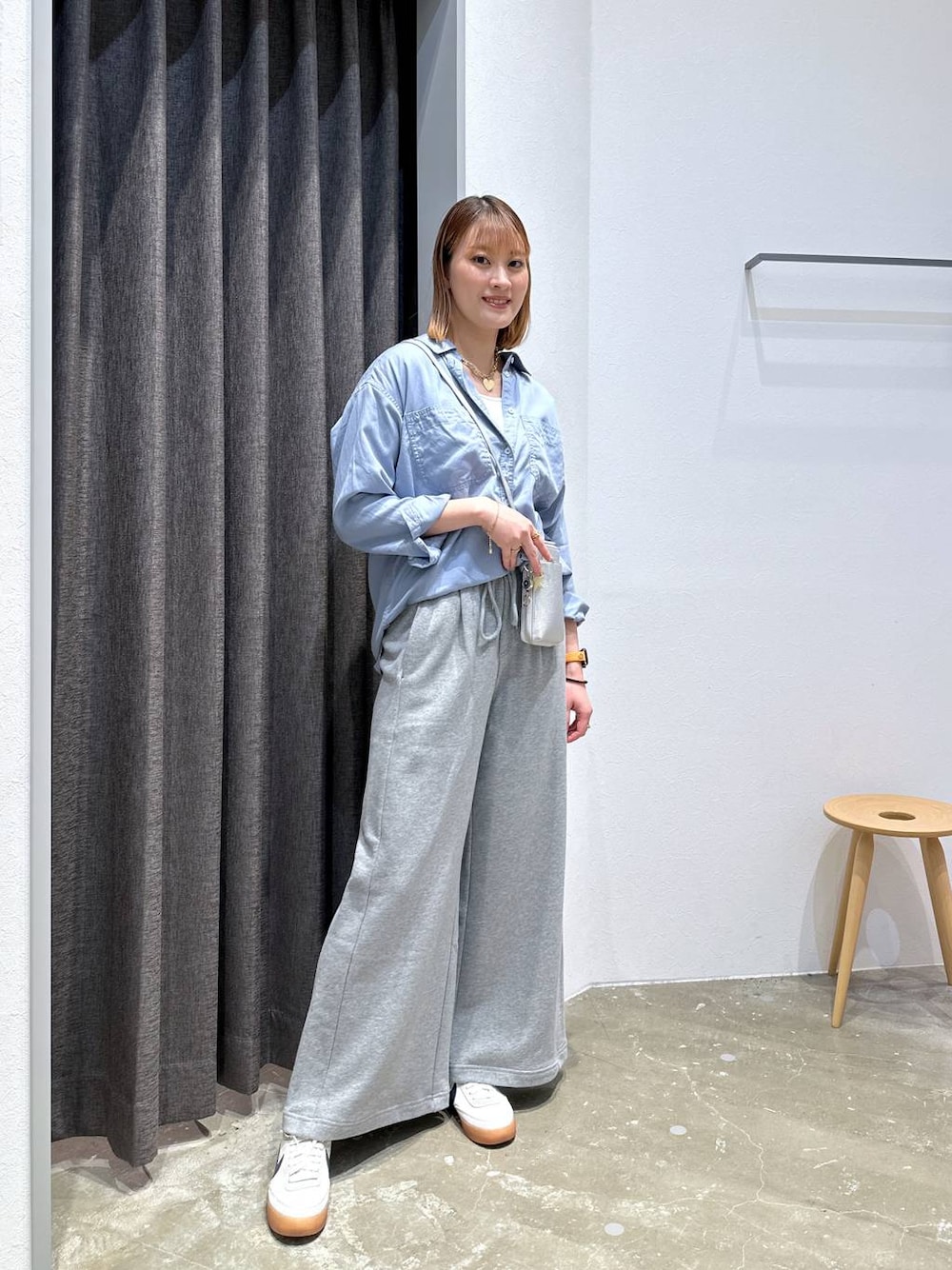 「高身長、体型カバー、オーバーサイズ、ママコーデ、高見え、カジュアル、BAYFLOW、シャツ、シャツスタイル、スウェット、スウェットパンツ、スニーカー、ショルダーバッグ、ラフ、ゆったり」｜「BAYFLOWの[スマホ・カード収納可♪]多機能キースターミニウォレットショルダー2（財布、シルバー系）」を使った、ayakabfさん（レディース・172cm）の春コーディネートの1枚目の写真
