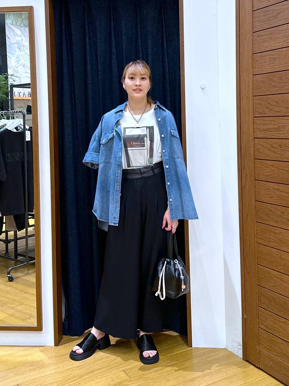 ブラック系のショルダーバッグ、ブラック系のその他パンツ、ブラック系のサンダルを着用したレディースの夏コーディネートの1枚目の写真