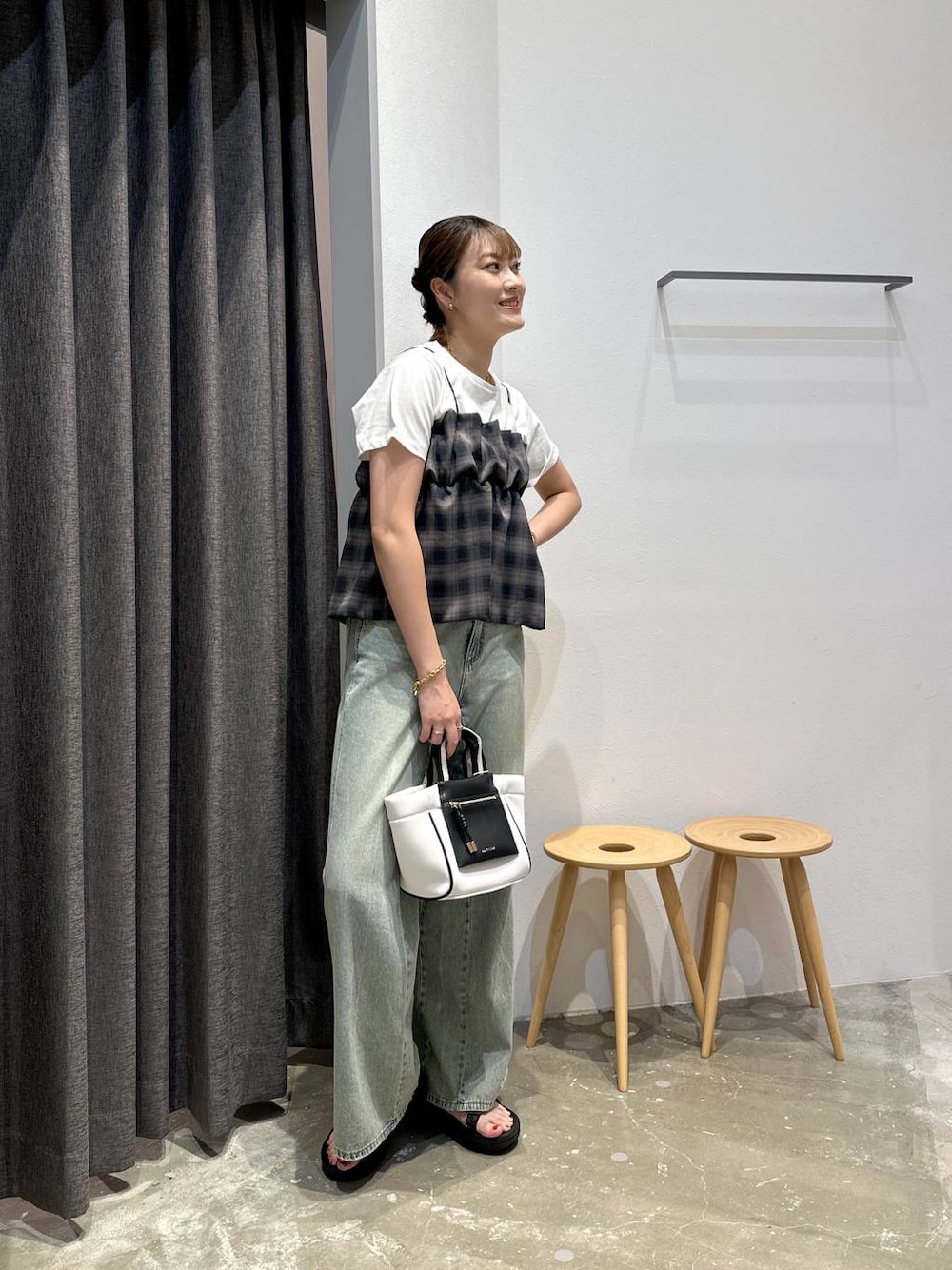 「高身長、体型カバー、オーバーサイズ、ママコーデ、骨格ストレート、高見え、カジュアル、BAYFLOW、ビスチェ、デニムパンツ、Tシャツ、接触冷感、汗ジミ軽減、サンダル、ショルダーバッグ」｜「BAYFLOWの[500mlペットボトルも入る]ポケット付きボンディングショルダー（ショルダーバッグ、ホワイト系）」を使った、ayakabfさん（レディース・172cm）の夏コーディネートの1枚目の写真
