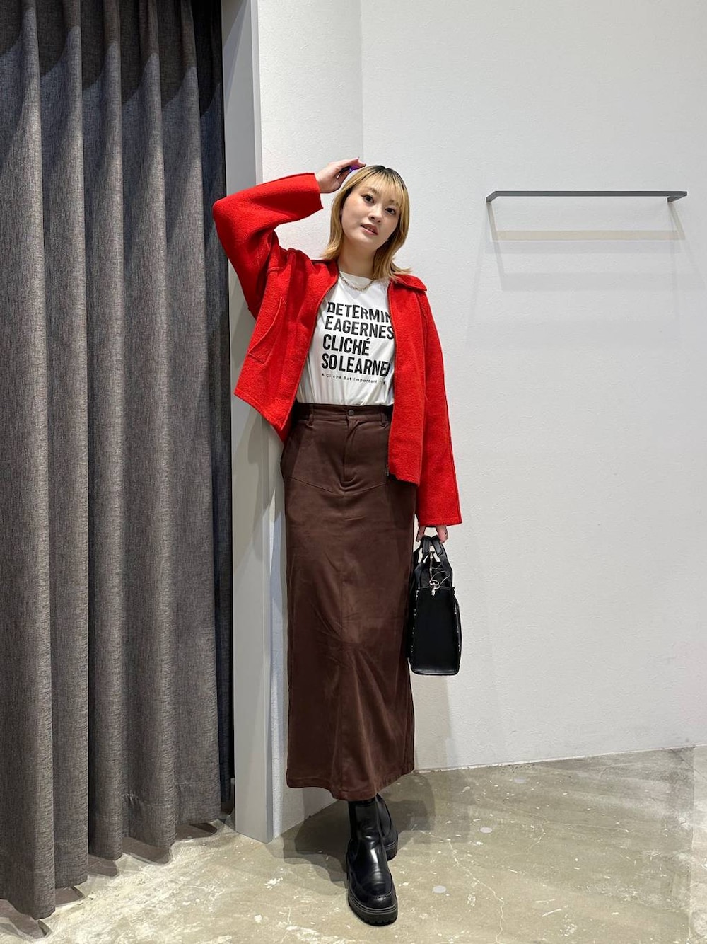 ホワイト系のTシャツ/カットソー、ブラウン系のスカート、ブラック系のトートバッグを着用したレディースの秋コーディネートの1枚目の写真