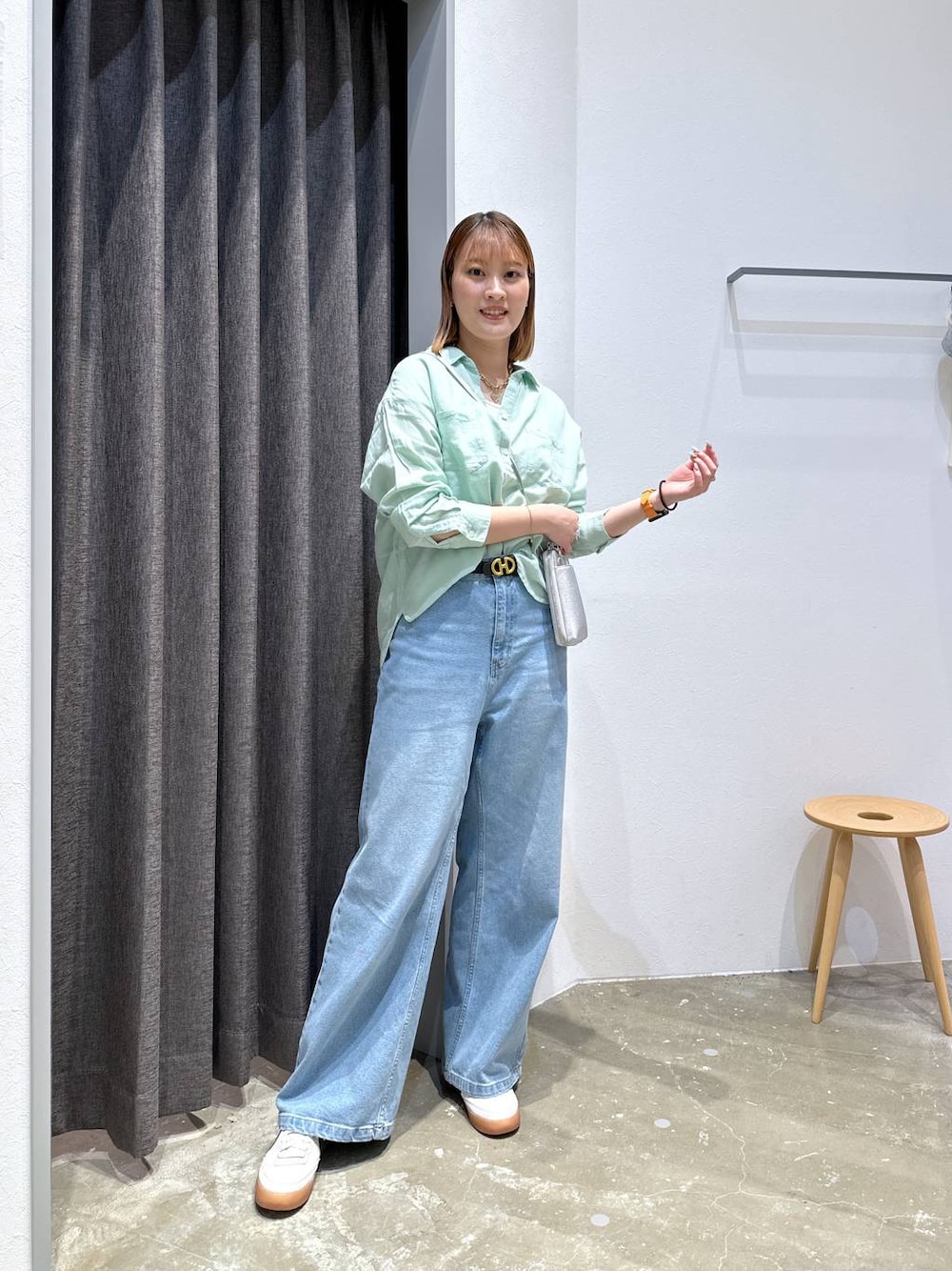 「高身長、体型カバー、オーバーサイズ、ママコーデ、高見え、カジュアル、BAYFLOW、シャツ、シャツスタイル、リネン・透けアイテム、デニムパンツ、ワイドパンツ、スニーカー、ショルダーバッグ、ゆったり」｜「BAYFLOWの[スマホ・カード収納可♪]多機能キースターミニウォレットショルダー2（財布、シルバー系）」を使った、ayakabfさん（レディース・172cm）の春コーディネートの1枚目の写真