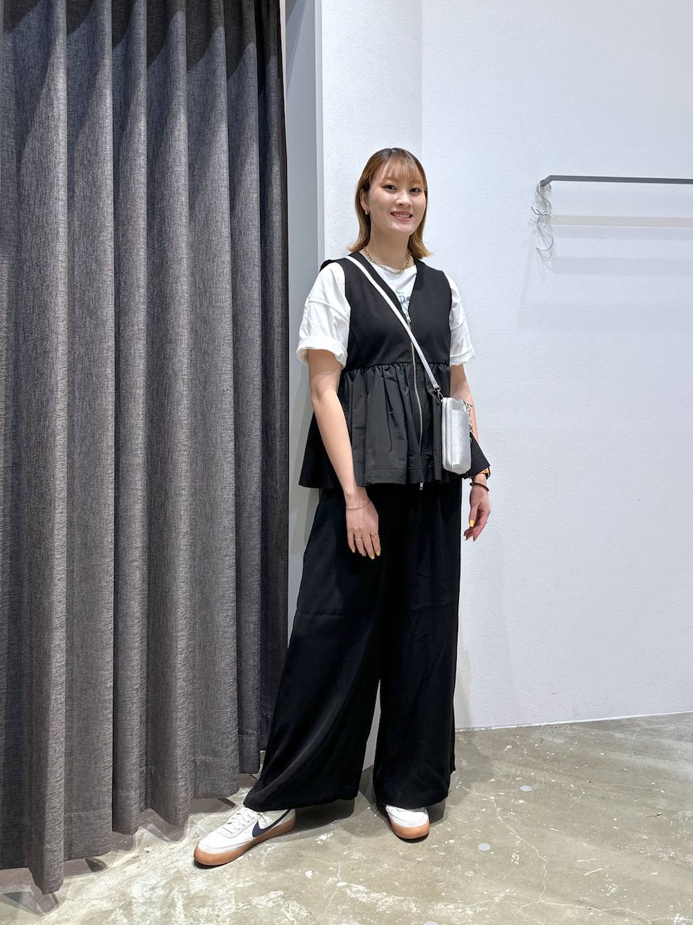 「高身長、体型カバー、オーバーサイズ、ママコーデ、骨格ストレート、高見え、カジュアル、BAYFLOW、Tシャツ、ベスト、ワイドパンツ、ゆったり、楽ちんコーデ、HEREIAM、スニーカー」｜「BAYFLOWの[スマホ・カード収納可♪]多機能キースターミニウォレットショルダー2（財布、シルバー系）」を使った、ayakabfさん（レディース・172cm）の夏コーディネートの1枚目の写真