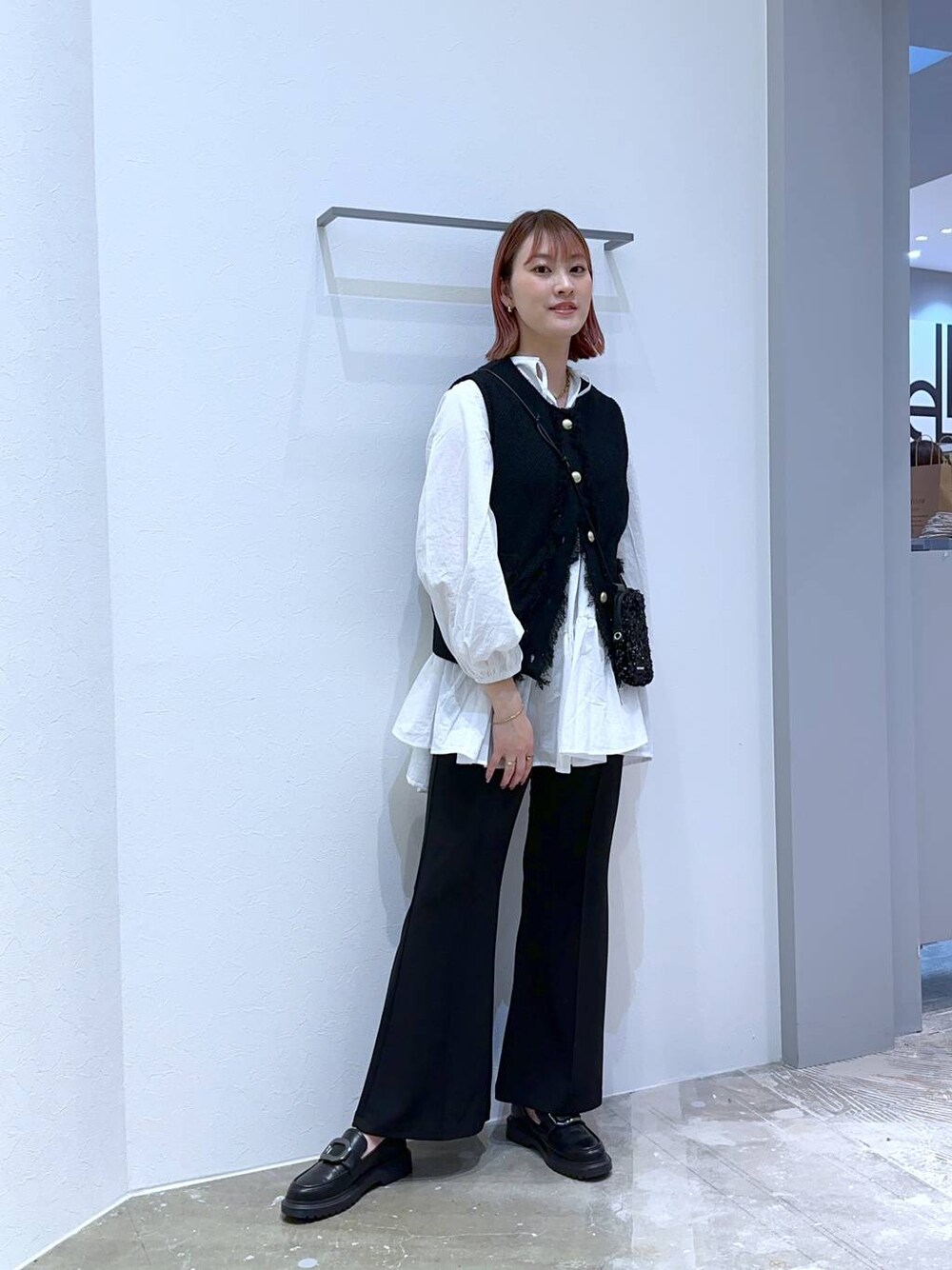 「高身長、体型カバー、オーバーサイズ、ママコーデ、高見え、カジュアル、BAYFLOW、ブラウス、ベスト、パンツ、ローファー、きれいめ、ゆったり、骨格ストレート、春コーデ」｜「BAYFLOWの[スマホ・カード収納可♪]多機能スパンコールミニショルダー（ショルダーバッグ、ブラック系）」を使った、ayakabfさん（レディース・172cm）の春コーディネートの1枚目の写真