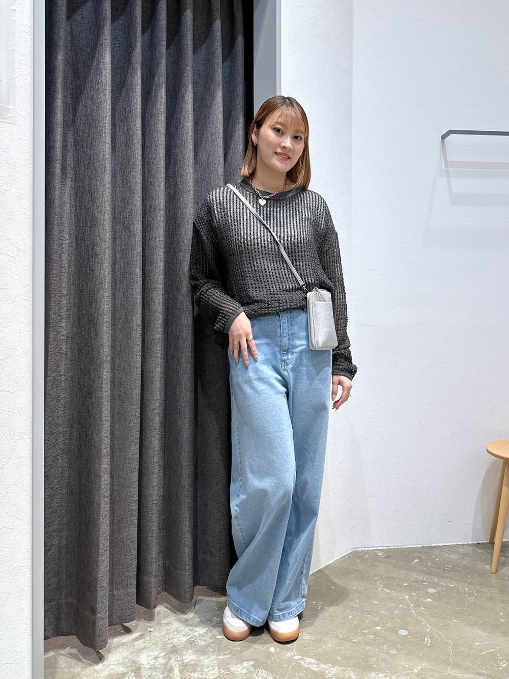 「高身長、体型カバー、オーバーサイズ、ママコーデ、高見え、カジュアル、BAYFLOW、ニット、デニムパンツ、ワイドパンツ、スニーカー、ショルダーバッグ、ゆったり、春コーデ、春夏コーデ」｜「BAYFLOWの[スマホ・カード収納可♪]多機能キースターミニウォレットショルダー2（財布、シルバー系）」を使った、ayakabfさん（レディース・172cm）の春コーディネートの1枚目の写真