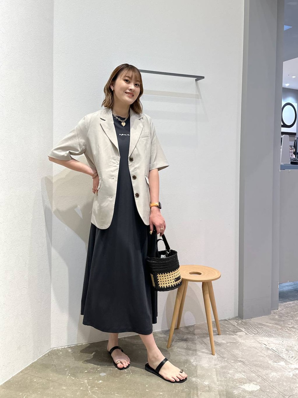 「高見え、女子会、高身長、体型カバー、オーバーサイズ、ママコーデ、骨格ストレート、カジュアル、BAYFLOW、ワンピース、ジャケット、ジャケットスタイル、サンダル、きれいめ、きれいめカジュアル」｜「BAYFLOWのかごめ編みコンビバケツショルダー（ショルダーバッグ、ブラック系）」を使った、ayakabfさん（レディース・172cm）の夏コーディネートの1枚目の写真