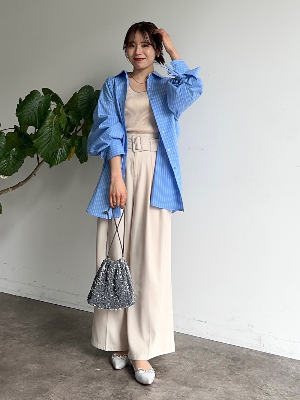 「春コーデ、お出かけコーデ、春ファッション、シンプルスタイル、休日スタイル、シャツスタイル、ストライプシャツ、タックパンツ」｜「Thevonのバックドロストアソートストライプシャツ（シャツ/ブラウス、ブルー系）」を使った、mayuさん（レディース・157cm）の春コーディネートの1枚目の写真