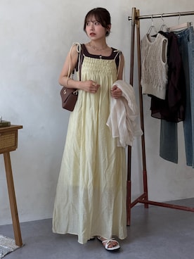 「Thevon（ゼボン）のシャーリングデザインキャミワンピース（ワンピース、イエロー系）」を使った、mayuさん（レディース・157cm）の夏コーディネート