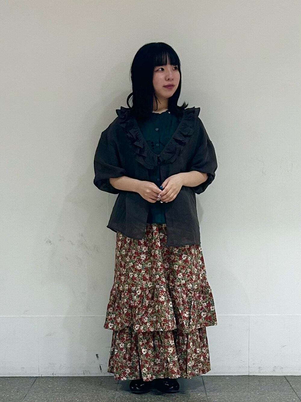 ブラック系のシャツ/ブラウス、グレー系のシャツ/ブラウス、レッド系のスカートを着用したレディースの夏コーディネートの1枚目の写真