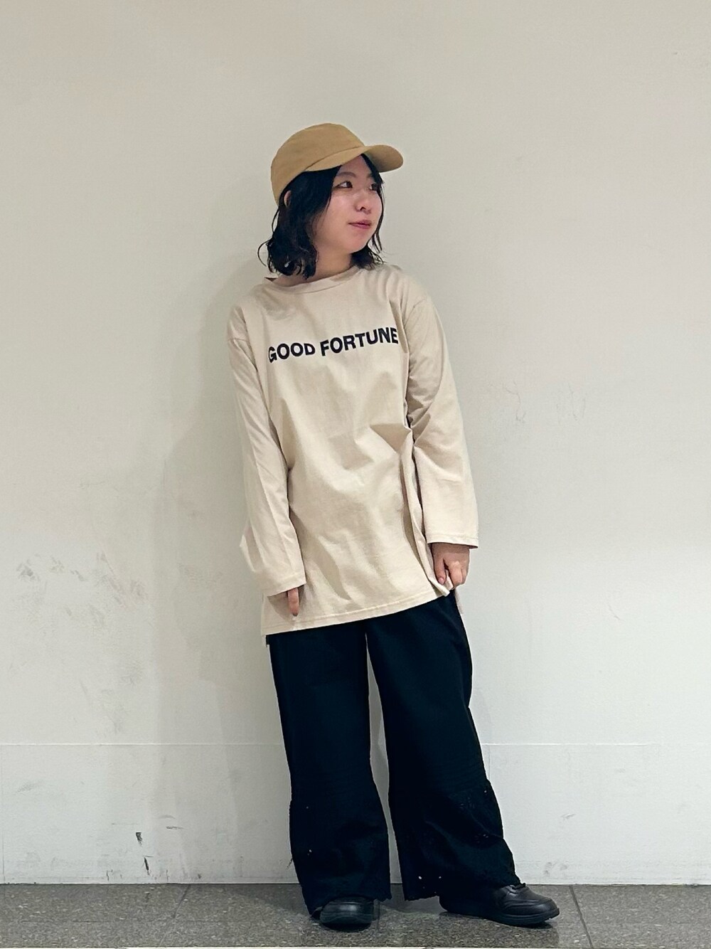 ベージュ系のTシャツ/カットソー、ブラック系のその他パンツ、ベージュ系のハットを着用したレディースの春コーディネートの1枚目の写真