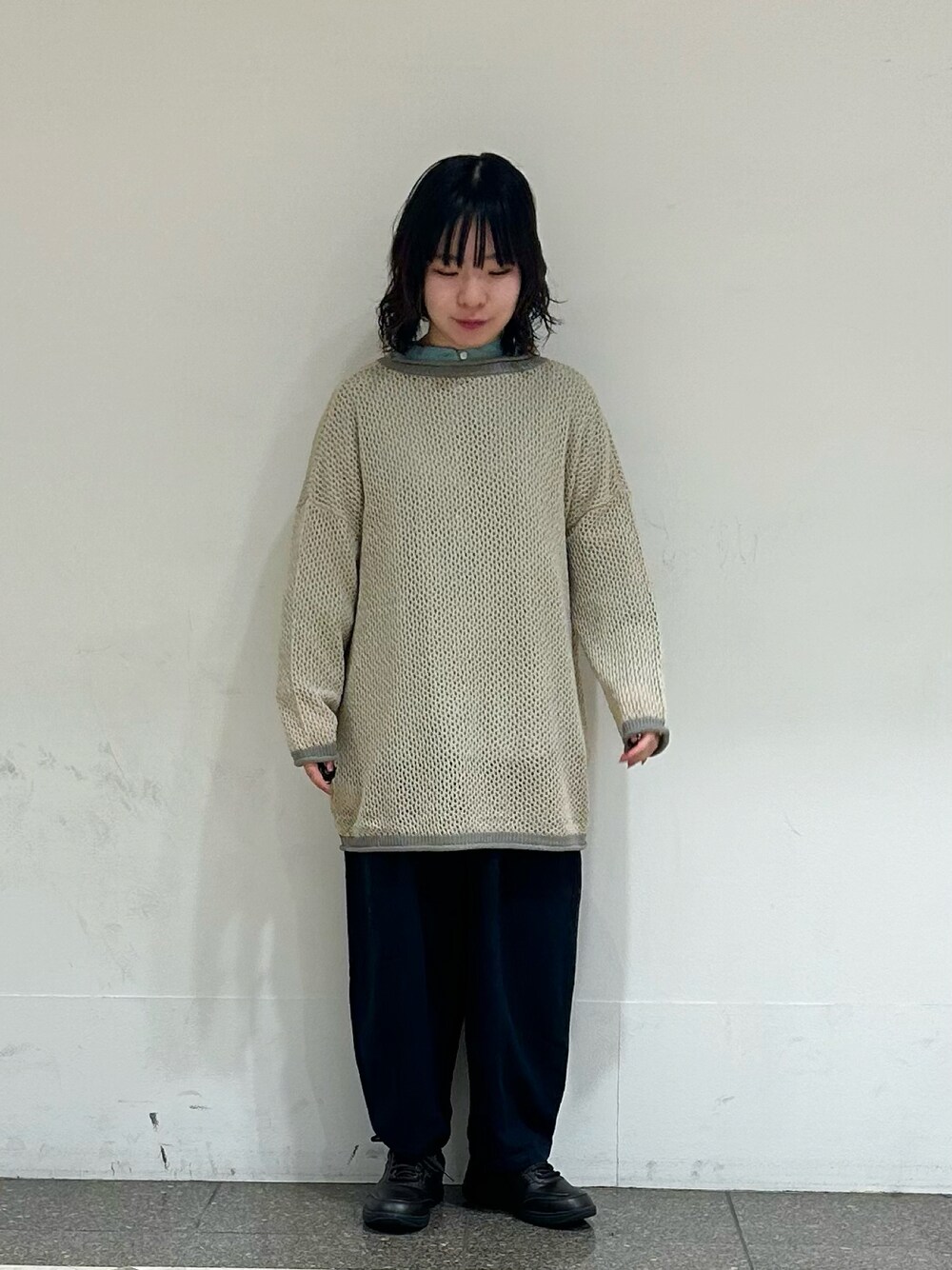 グリーン系のシャツ/ブラウス、ベージュ系のニット/セーター、グレー系のその他パンツを着用したレディースの春コーディネートの1枚目の写真