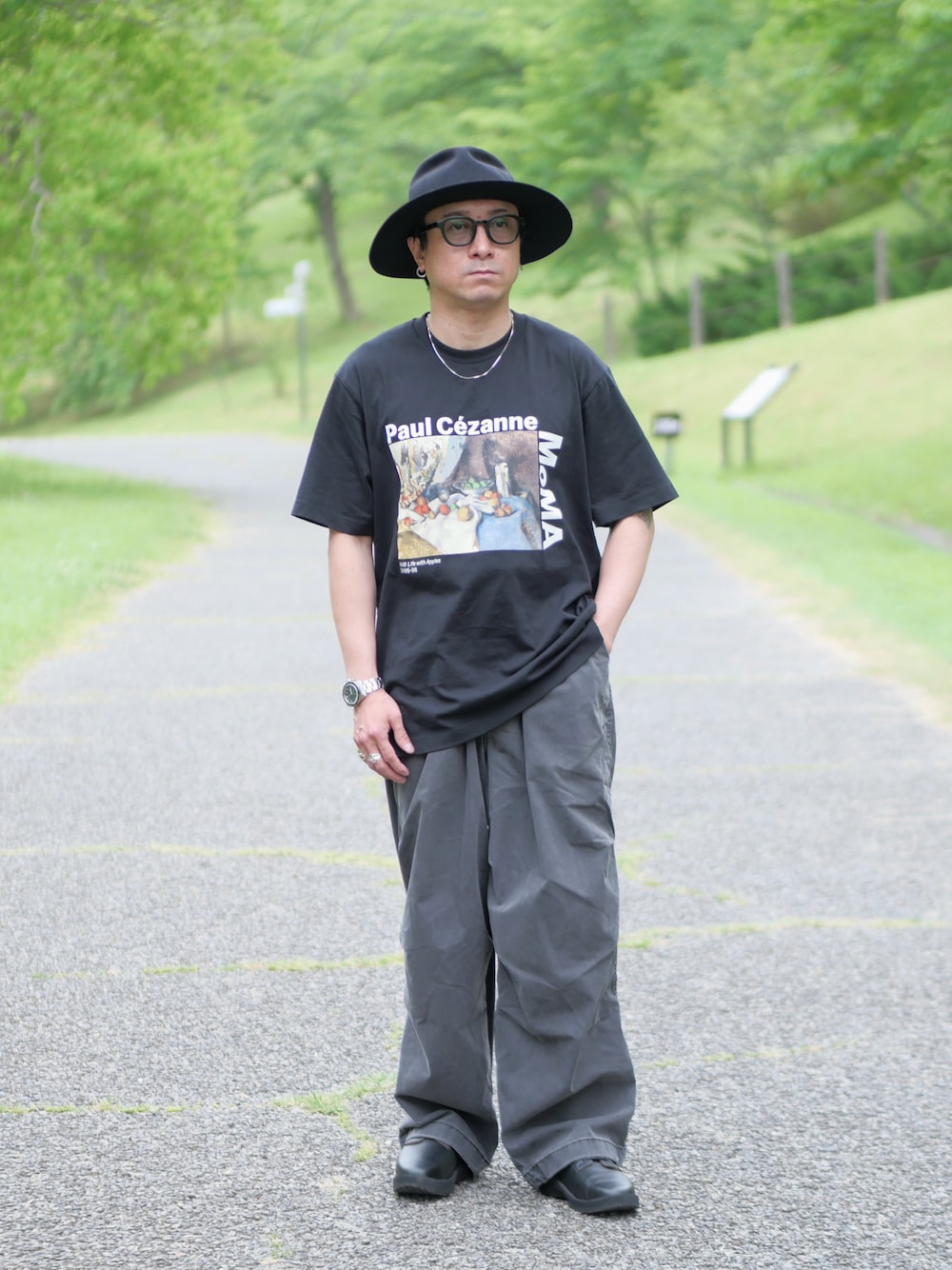 ブラック系のTシャツ/カットソー、グレー系のカーゴパンツ、ブラック系のその他シューズを着用したメンズの夏コーディネートの1枚目の写真