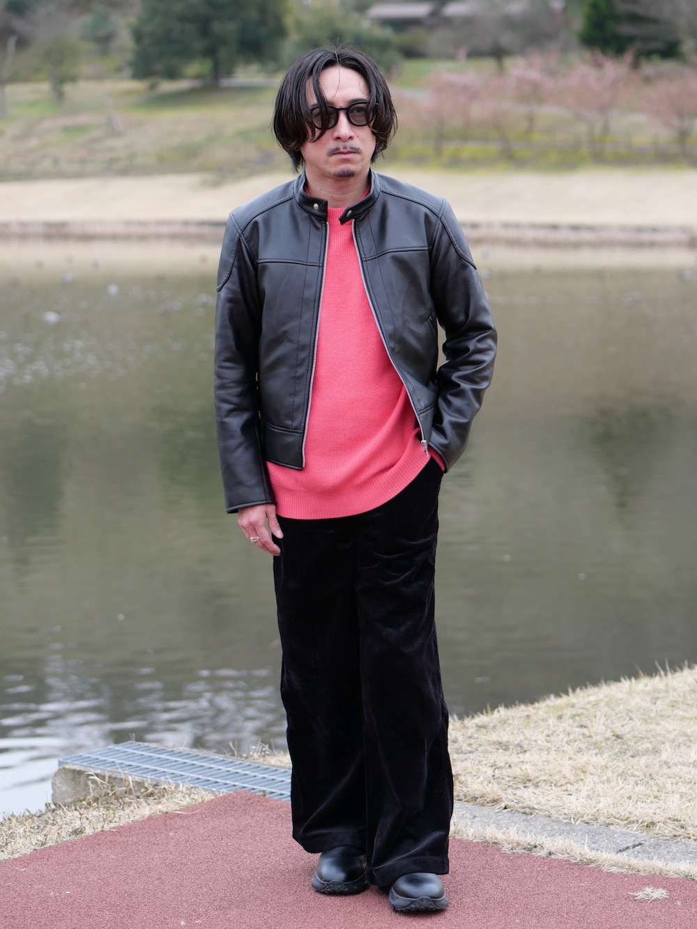 「春ファッション、休日スタイル、春服、大人コーデ、お出かけコーデ、シンプルコーデ、ライダース、ライダースジャケット、ニット、ニットコーデ、コーデュロイパンツ、ワイドパンツ、30代コーデ、30代、低身長コーデ」｜「GU and beautiful peopleのアイテム（ライダースジャケット、ブラック系）」を使った、YUKI    さん（メンズ・170cm）の春コーディネートの1枚目の写真