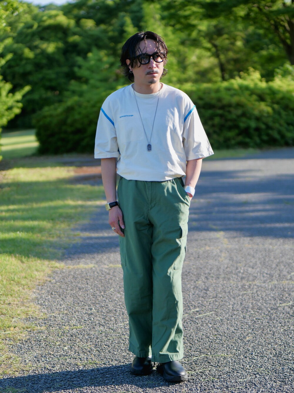 「きれいめカジュアル、シンプルコーデ、オトナカジュアル、夏服、春夏コーデ、夏コーデ、Tシャツ、Ｔシャツ、Tシャツコーデ、Tシャツ/カットソー、カーゴパンツ、カーゴパンツコーデ、30代、30代コーデ、低身長」｜「JINSのアイテム（メガネ、ブラック系）」を使った、YUKI    さん（メンズ・170cm）の春コーディネートの1枚目の写真