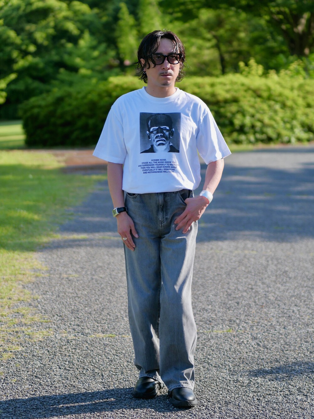 ホワイト系のTシャツ/カットソー、グレー系のデニムパンツ、ブラック系のブーツを着用したメンズの夏コーディネートの1枚目の写真