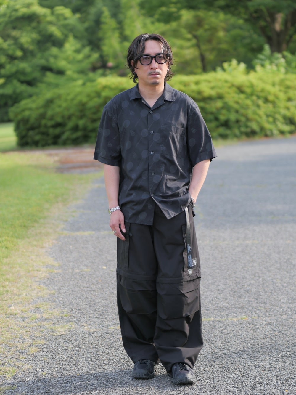 「プチプラ、夏コーデ、シャツ好き集まれ、大人カジュアル、今日のコーデ、夏、大人コーデ、シャツ、シャツスタイル、シャツコーデ、オープンカラーシャツ、カーゴパンツ、カーゴパンツコーデ、30代、低身長コーデ」｜「UNIQLO×JWAのアイテム（シャツ/ブラウス、ブラック系）」を使った、YUKI    さん（メンズ・170cm）の夏コーディネートの1枚目の写真
