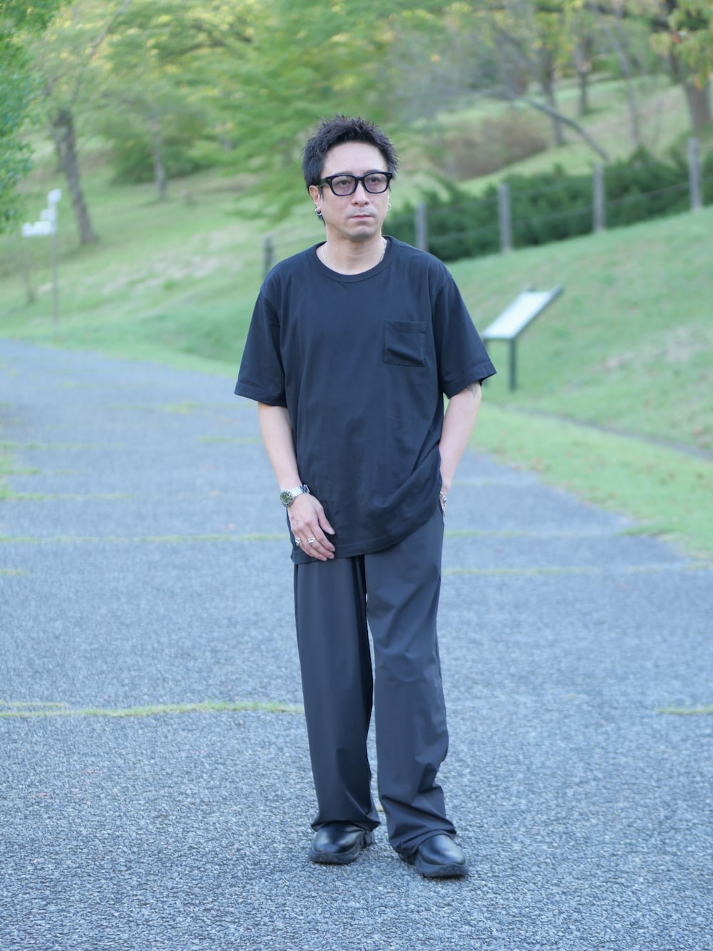 ブラック系のTシャツ/カットソー、ブラック系のその他パンツ、ブラック系のブーツを着用したメンズの秋コーディネートの1枚目の写真