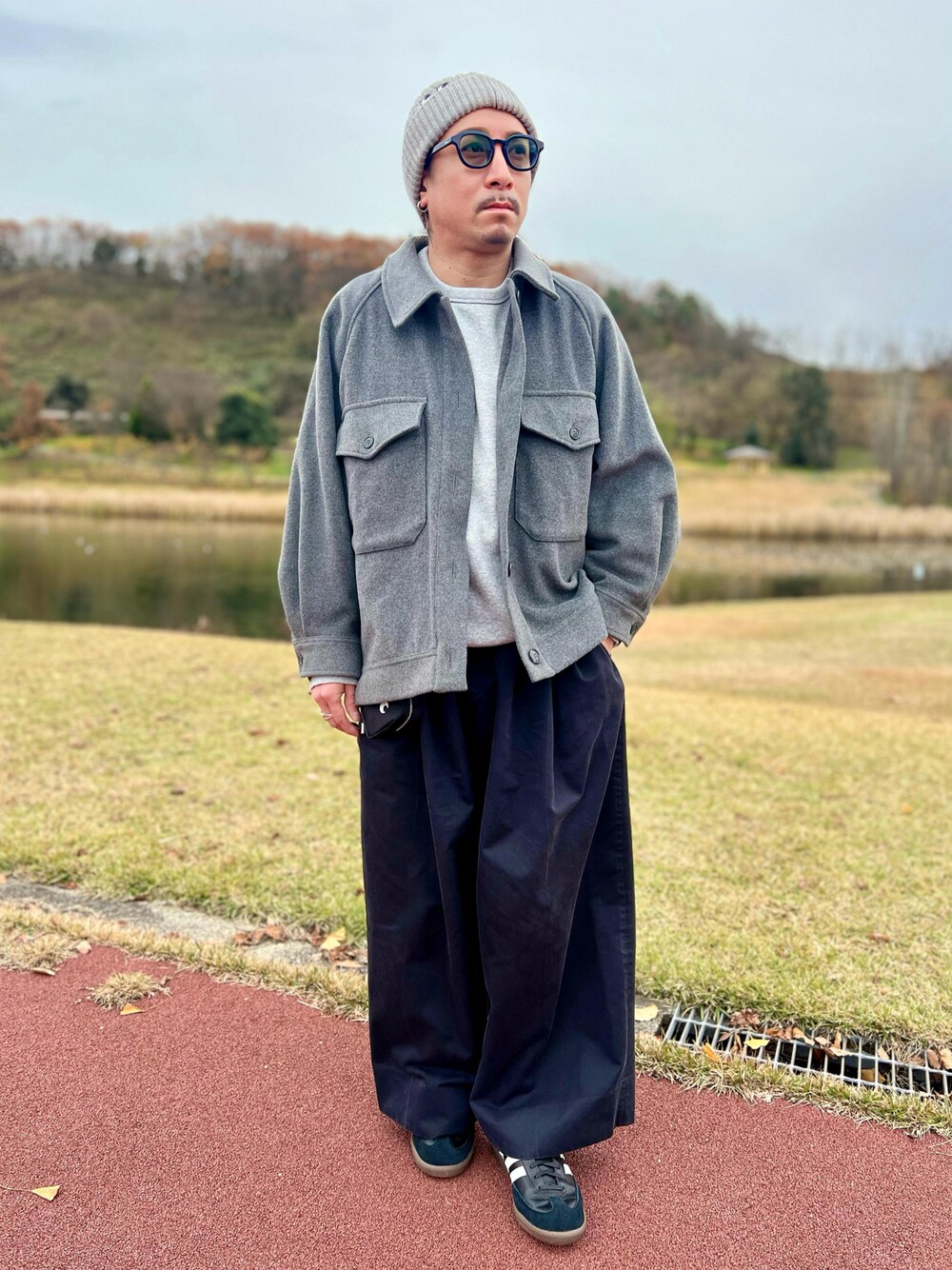 「大人カジュアル、モノトーンコーデ、オーバーサイズ、ビーニー、スウェット、ワイドパンツ、UNIQLOコーデ、ユニクロコーデ、adidas、GUコーデ、ジーユーコーデ、オーバーサイズジャケット、30代コーデ、30代、低身長」｜「UNIQLO x ANYA HINDMARCHのアイテム（ニットキャップ/ビーニー、グレー系）」を使った、YUKI    さん（メンズ・170cm）の冬コーディネートの1枚目の写真