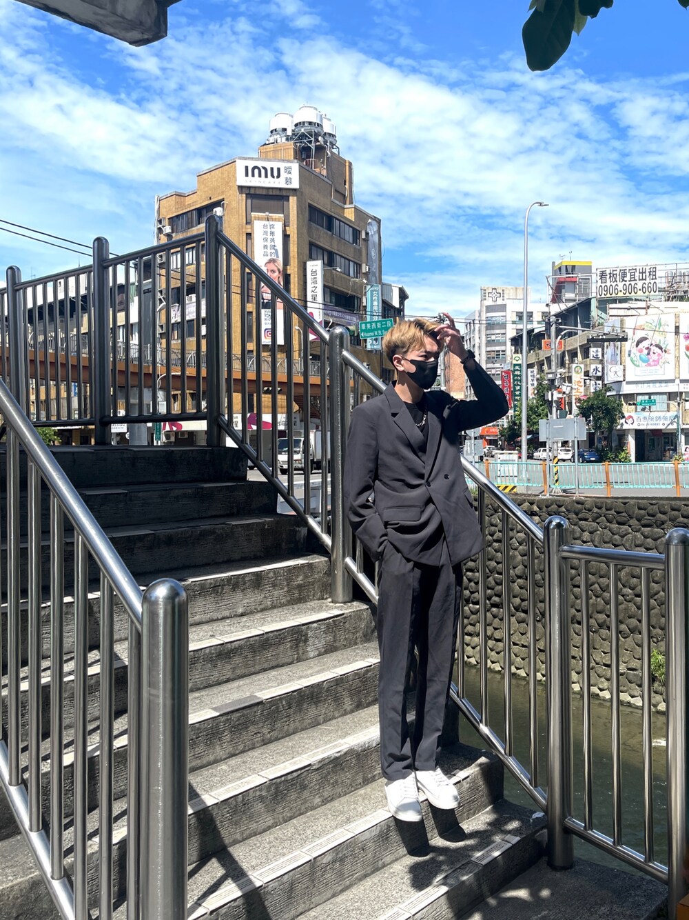 「ootd、韓系」｜「CONVERSEのアイテム（スラックス、グレー系）」を使った、jeremy19さん（メンズ・173cm）の夏コーディネートの1枚目の写真