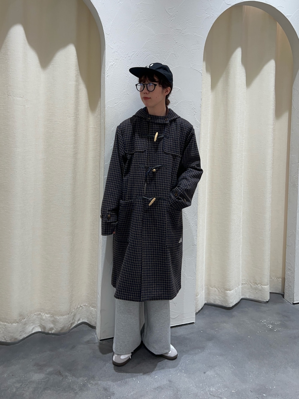 ブルー系のダッフルコート、グレー系のその他パンツを着用したレディースの秋コーディネートの1枚目の写真