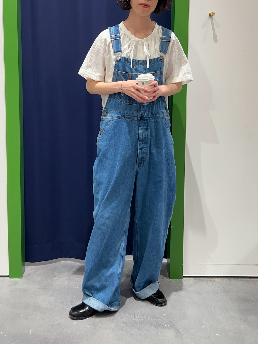 「GEVACOの【GEVACO】10ozデニムオーバーオール（サロペット/オーバーオール、ブルー系）」を使った、risakoさん（骨格ナチュラル・レディース・160cm）の春コーディネートの1枚目の写真