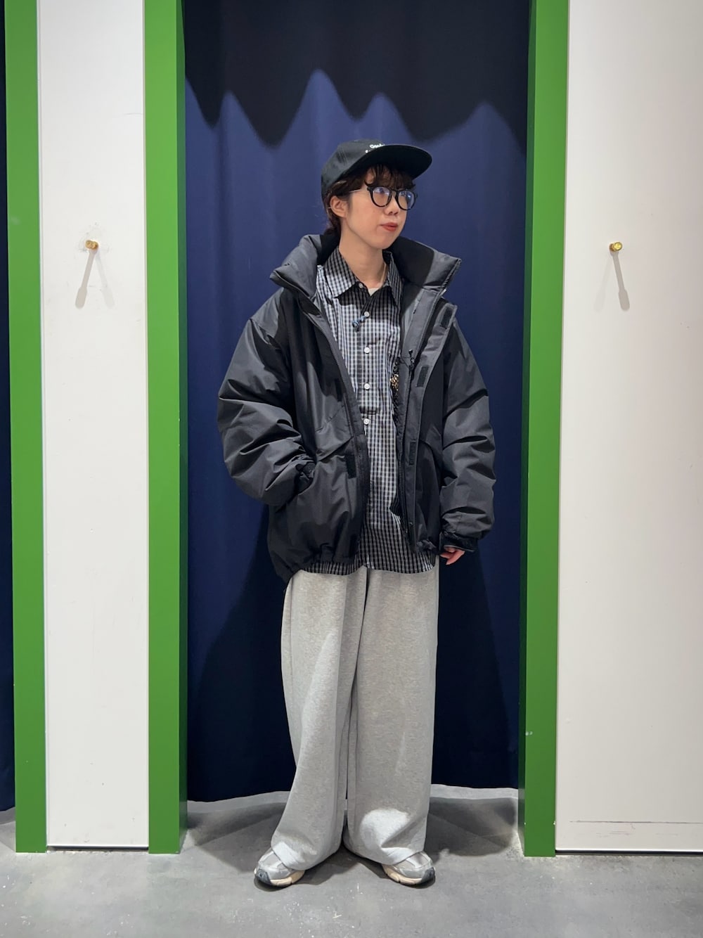 グレー系のその他パンツ、ブラック系のシャツ/ブラウスを着用したレディースの秋コーディネートの1枚目の写真