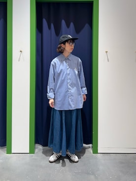 「GEVACO（ゲバコ）の【GEVACO】レギュラーカラープレーンシャツ（シャツ/ブラウス、ブルー系）」を使った、risakoさん（レディース・160cm）の春コーディネート