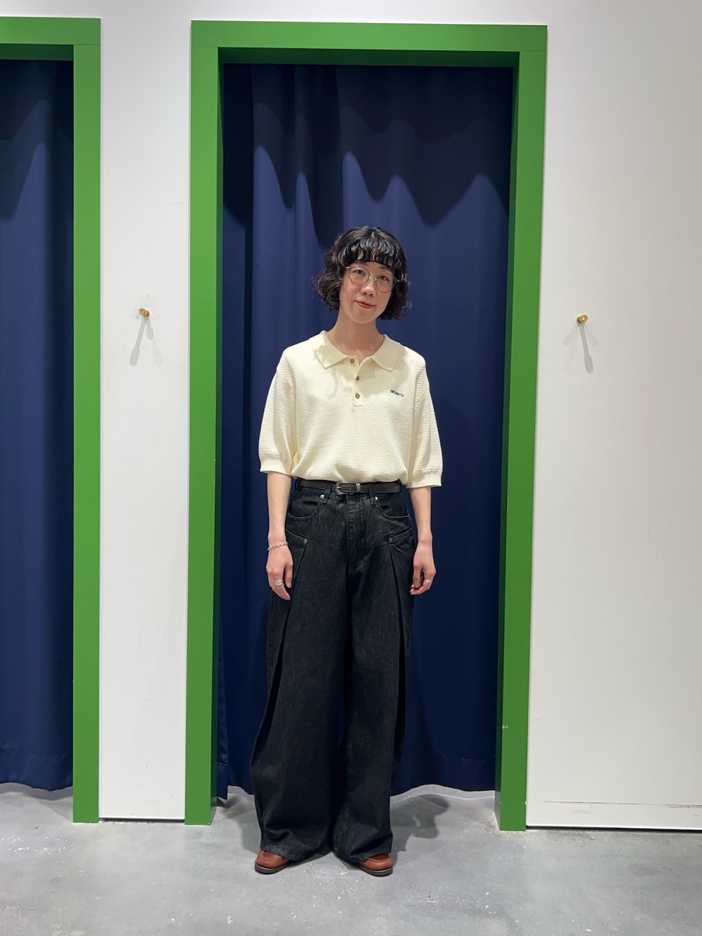 「GEVACOの【GEVACO】半袖ニットポロシャツ（ニット/セーター、ホワイト系）」を使った、risakoさん（骨格ナチュラル・レディース・160cm）の春コーディネートの1枚目の写真