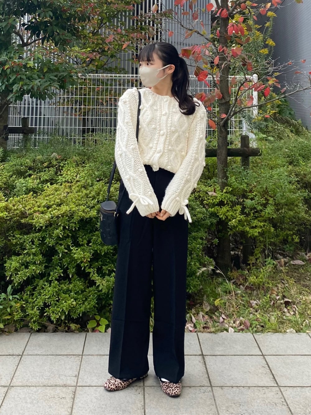 「秋冬コーデ、秋コーデ、大人カジュアル、今日のコーデ、きれいめカジュアル、休日コーデ、ワントーンコーデ、モノトーン、ootd、カーディガン」｜「MIRO AMURETTEのchaleur knit cardigan（カーディガン/ボレロ、ホワイト系）」を使った、ayumiさん（レディース・156cm）の秋コーディネートの1枚目の写真