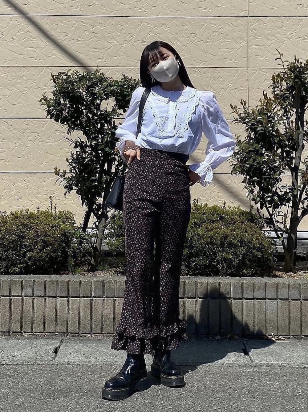 ホワイト系のシャツ/ブラウス、ブラック系のパンツ、ブラック系のブーツを着用したレディースの夏コーディネートの1枚目の写真