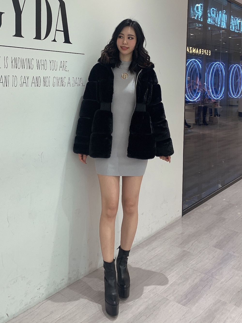 「GYDA、gydastaff、GYDAコーデ、ファージャケット、タイトワンピース、おでかけコーデ、休日コーデ、大人可愛い、ニットコーデ、ニットワンピース」｜「GYDAのチャンキーヒールショートブーツ（ブーツ、ブラック系）」を使った、akariさん（レディース・170cm）の冬コーディネートの1枚目の写真