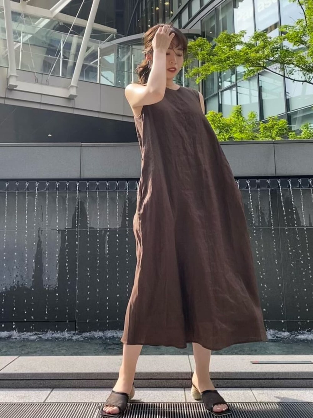 ブラック系のその他シューズ、ブラウン系のワンピース、ブラック系のベルトを着用したレディースの夏コーディネートの1枚目の写真