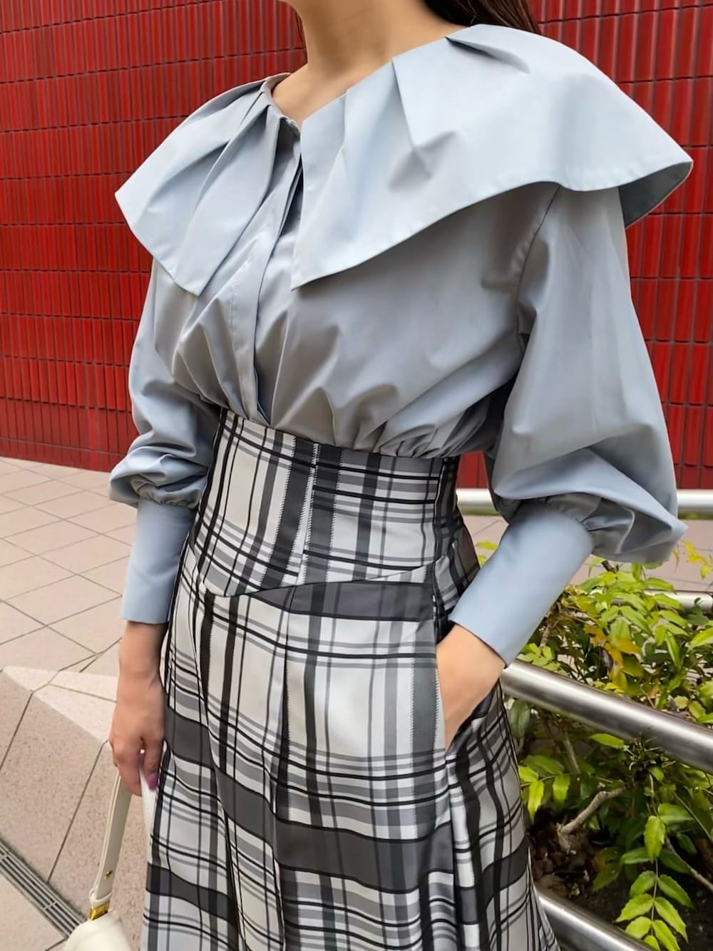 ホワイト系のショルダーバッグ、ブルー系のシャツ/ブラウス、ブラック系のブーツを着用したレディースの夏コーディネートの1枚目の写真