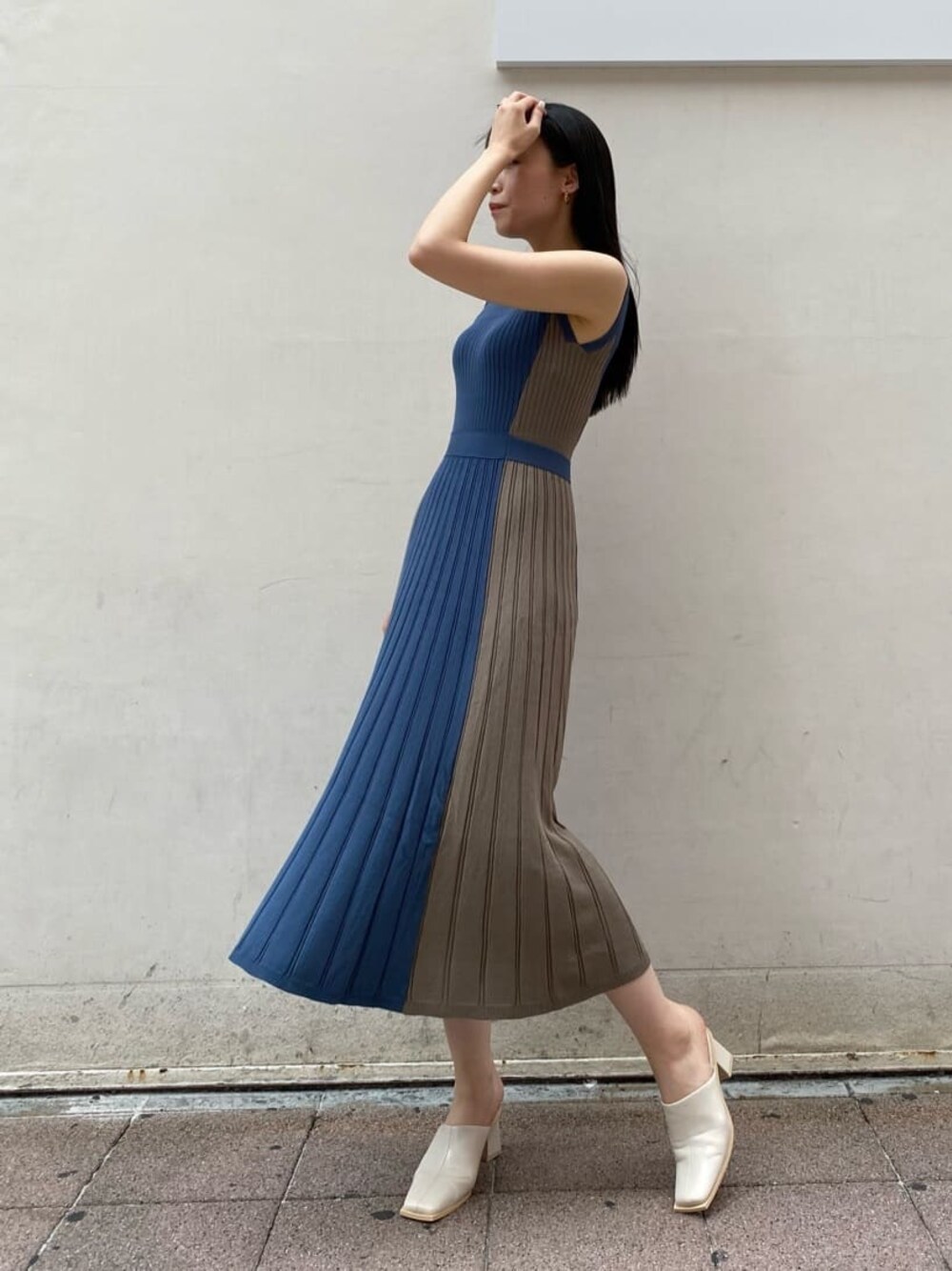 ブルー系のワンピースを着用したレディースの夏コーディネートの1枚目の写真