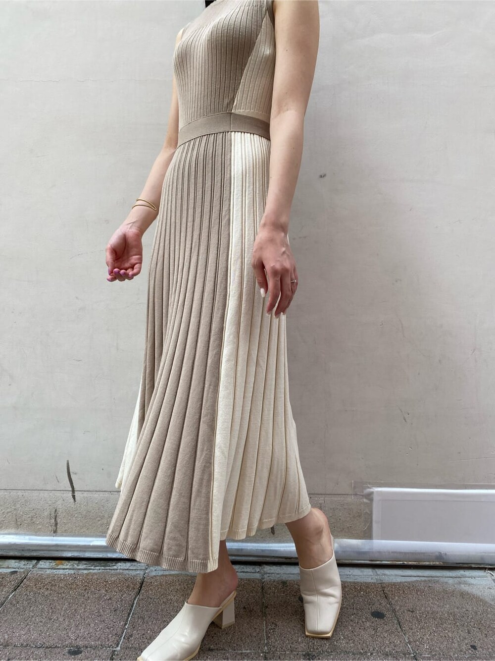 ベージュ系のワンピースを着用したレディースの夏コーディネートの1枚目の写真