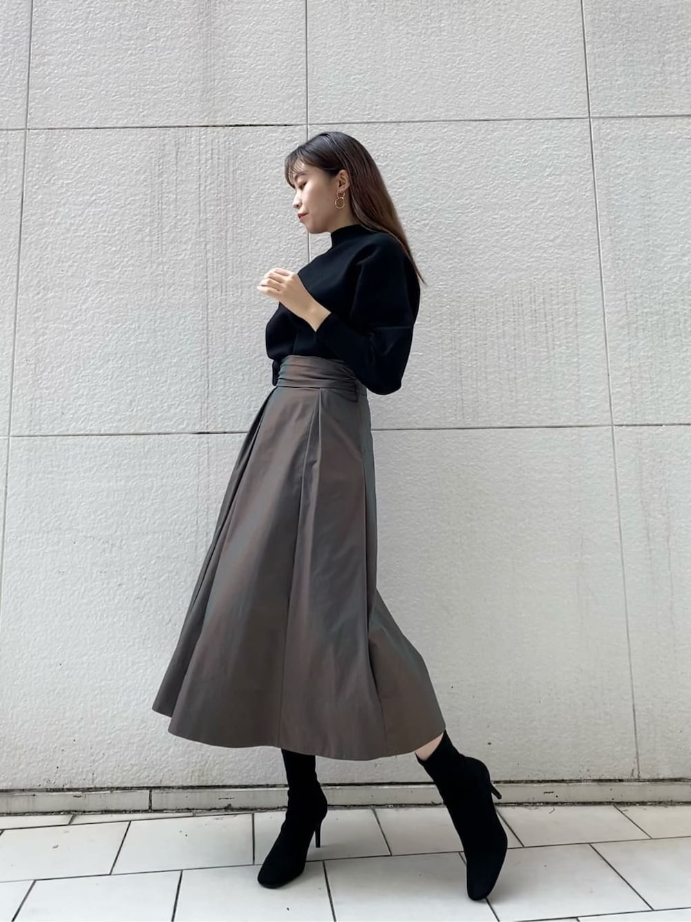 「LAGUNAMOONのストレッチフェイクスエードショートブーツ（ブーツ、ブラック系）」を使った、林さん（レディース・163cm）の秋コーディネートの1枚目の写真