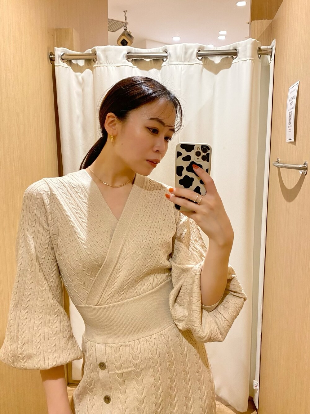 「ニットワンピース、ケーブル編み、カシュクール、ロングコート」｜「LAGUNAMOONのカシュクールケーブルニットワンピース（ワンピース、ホワイト系）」を使った、林さん（レディース・163cm）の秋コーディネートの1枚目の写真