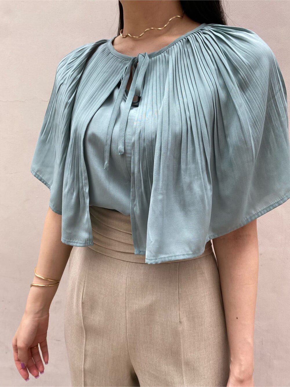 ベージュ系のその他パンツ、グリーン系のシャツ/ブラウス、ホワイト系のサンダルを着用したレディースの夏コーディネートの1枚目の写真