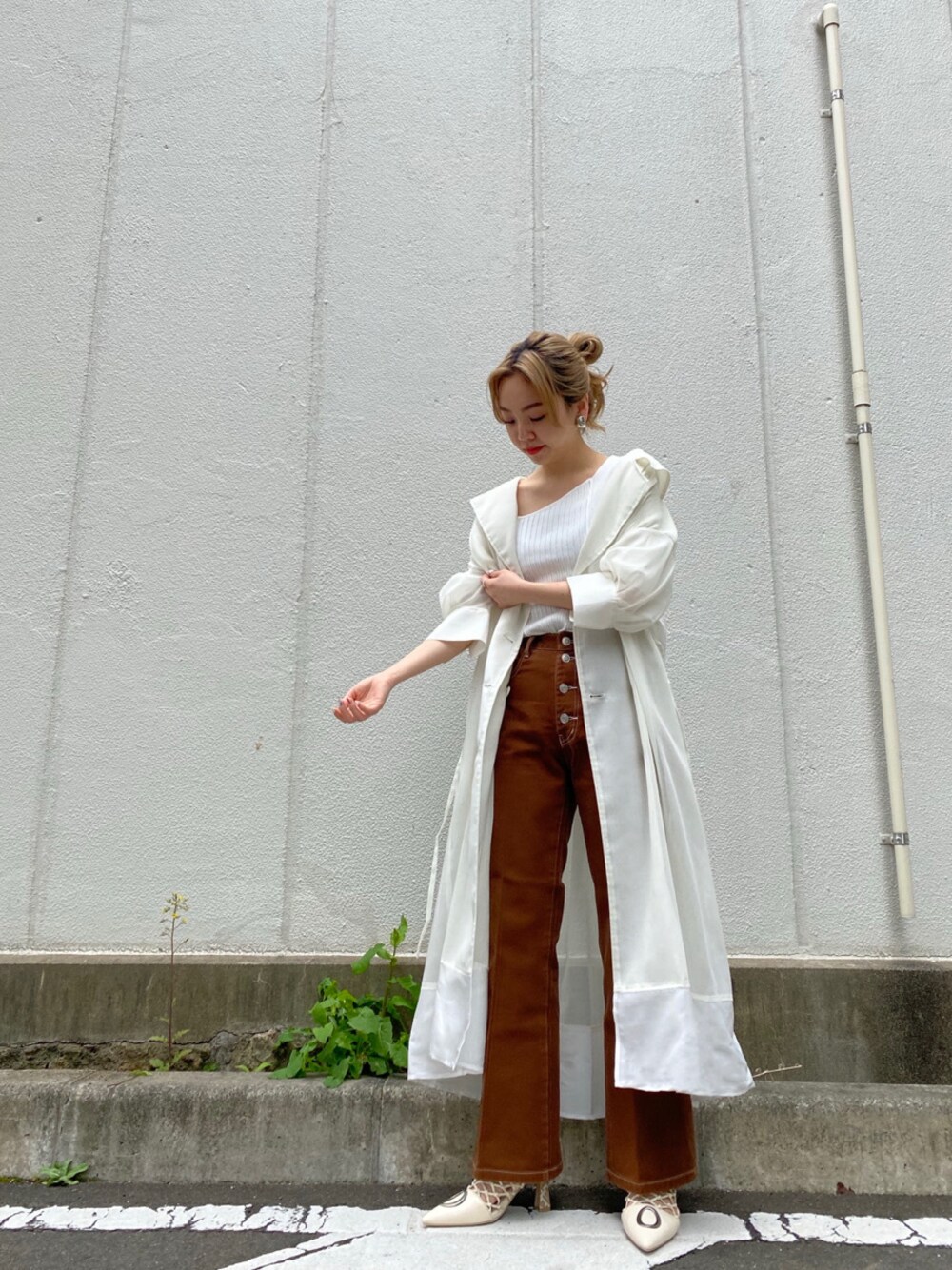 ホワイト系のパンプス、ホワイト系のニット/セーター、ブラウン系のその他パンツを着用したレディースの春コーディネートの1枚目の写真