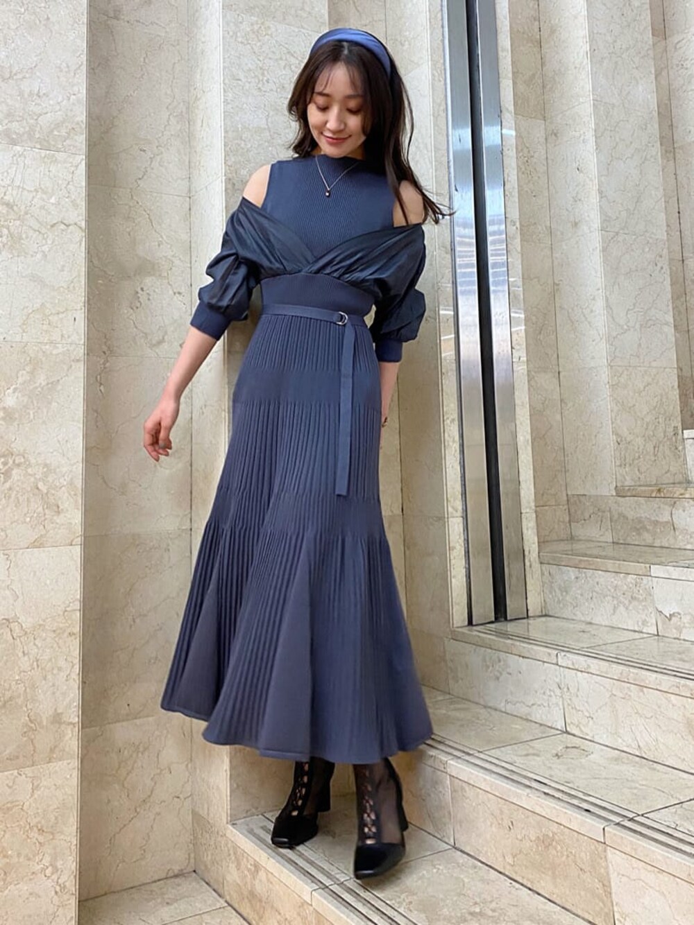 ブルー系のワンピース、ブラック系のその他シューズ、ブルー系のカチューシャを着用したレディースの冬コーディネートの1枚目の写真