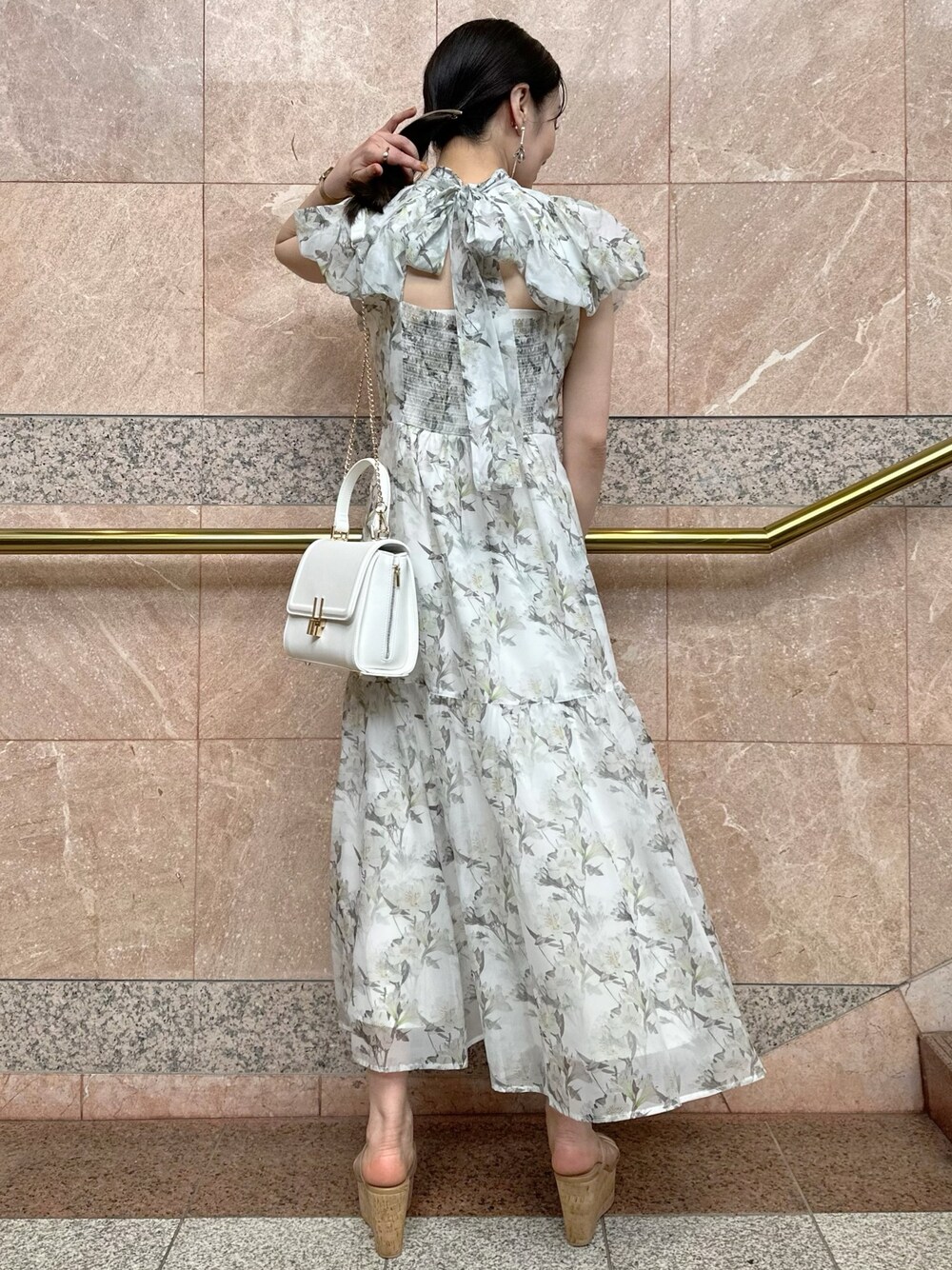 その他のサンダル、ホワイト系のチューブトップ、ホワイト系のワンピースを着用したレディースの春コーディネートの1枚目の写真