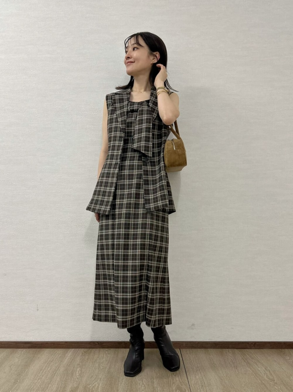 その他のワンピース、その他のベスト、ブラウン系のブーツを着用したレディースの夏コーディネートの1枚目の写真