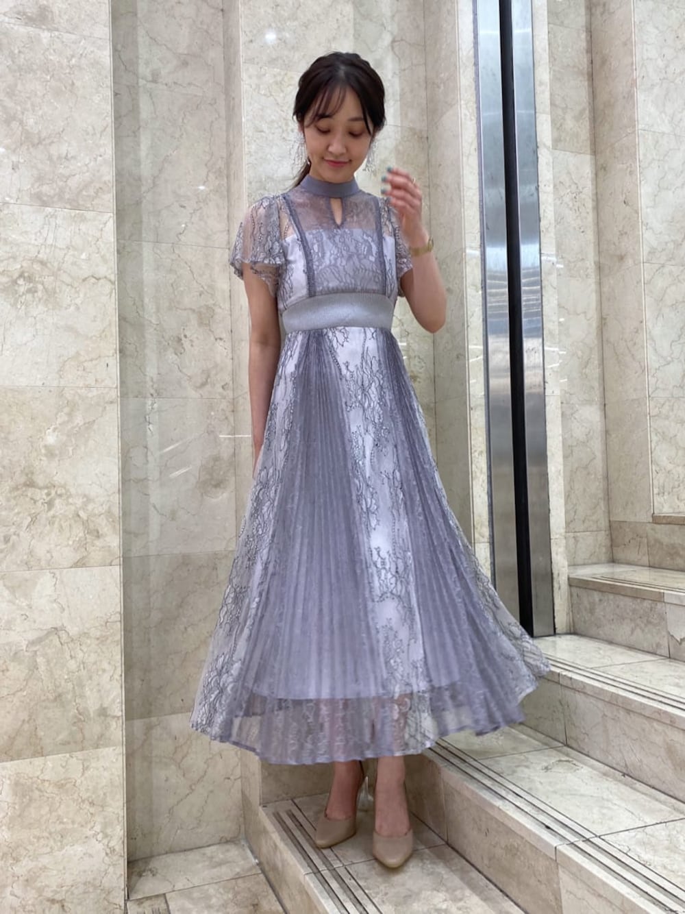 ベージュ系のパンプス、ホワイト系のTシャツ/カットソー、パープル系のワンピースを着用したレディースの夏コーディネートの1枚目の写真