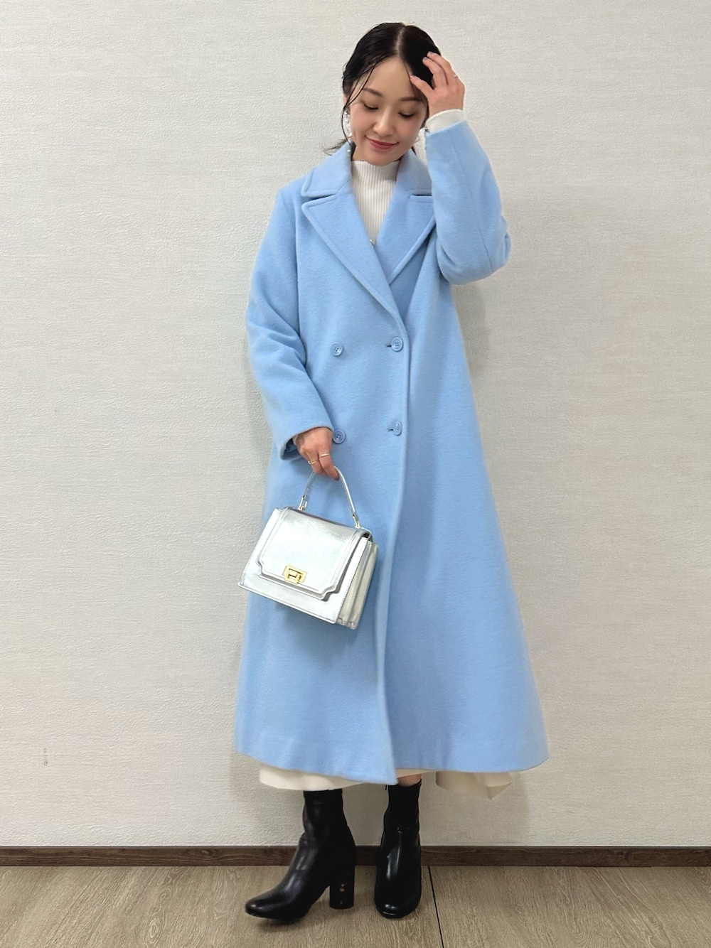 ブラック系のブーツ、シルバー系のハンドバッグ、ホワイト系のワンピースを着用したレディースの秋コーディネートの1枚目の写真