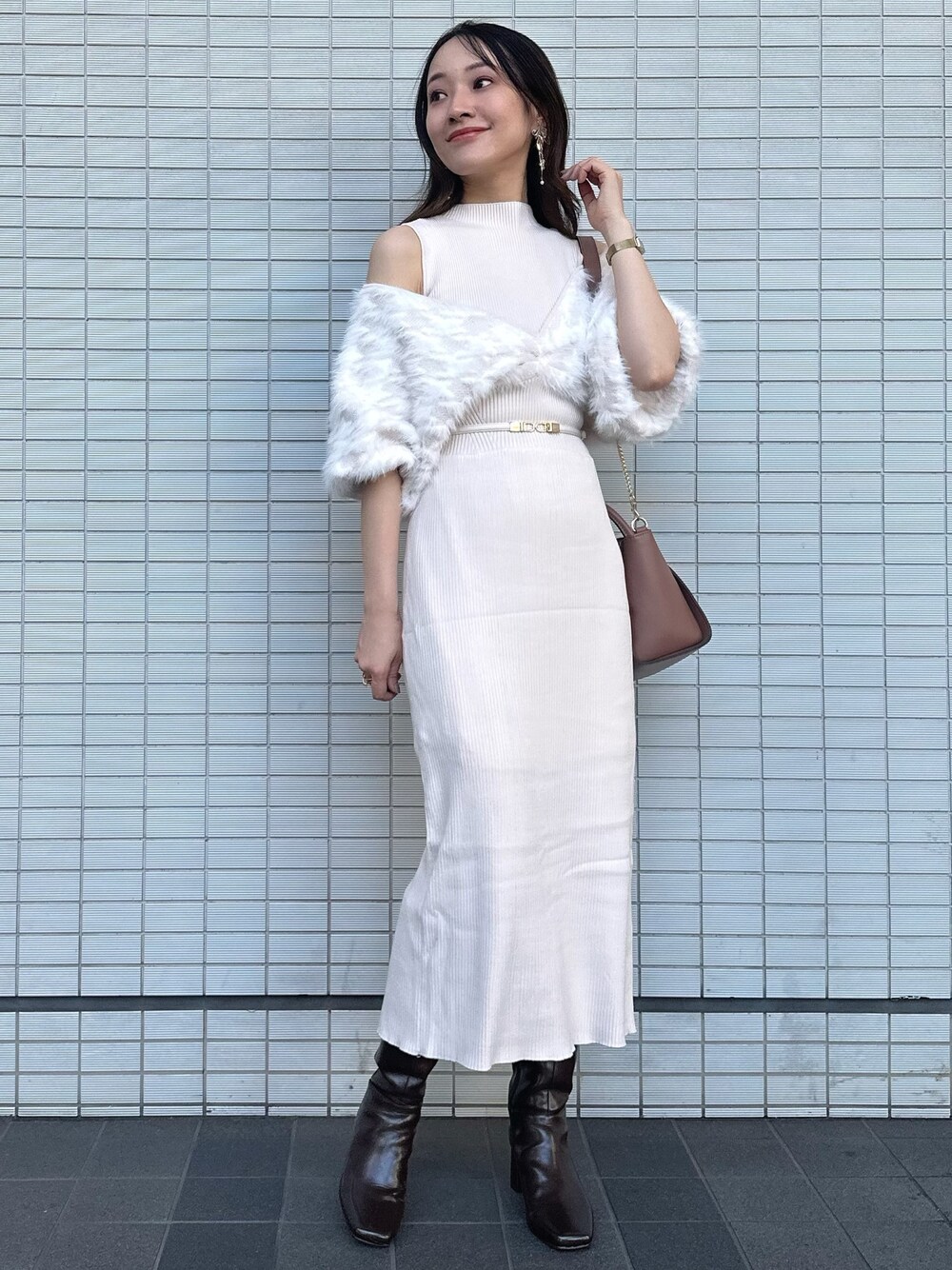 ブラウン系のハンドバッグ、ブラウン系のブーツ、ベージュ系のワンピースを着用したレディースの秋コーディネートの1枚目の写真