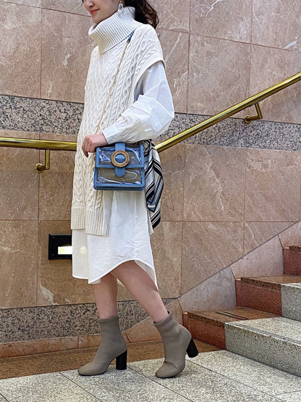 シルバー系のイヤリング、その他のストール/ショールを着用したレディースの冬コーディネートの1枚目の写真