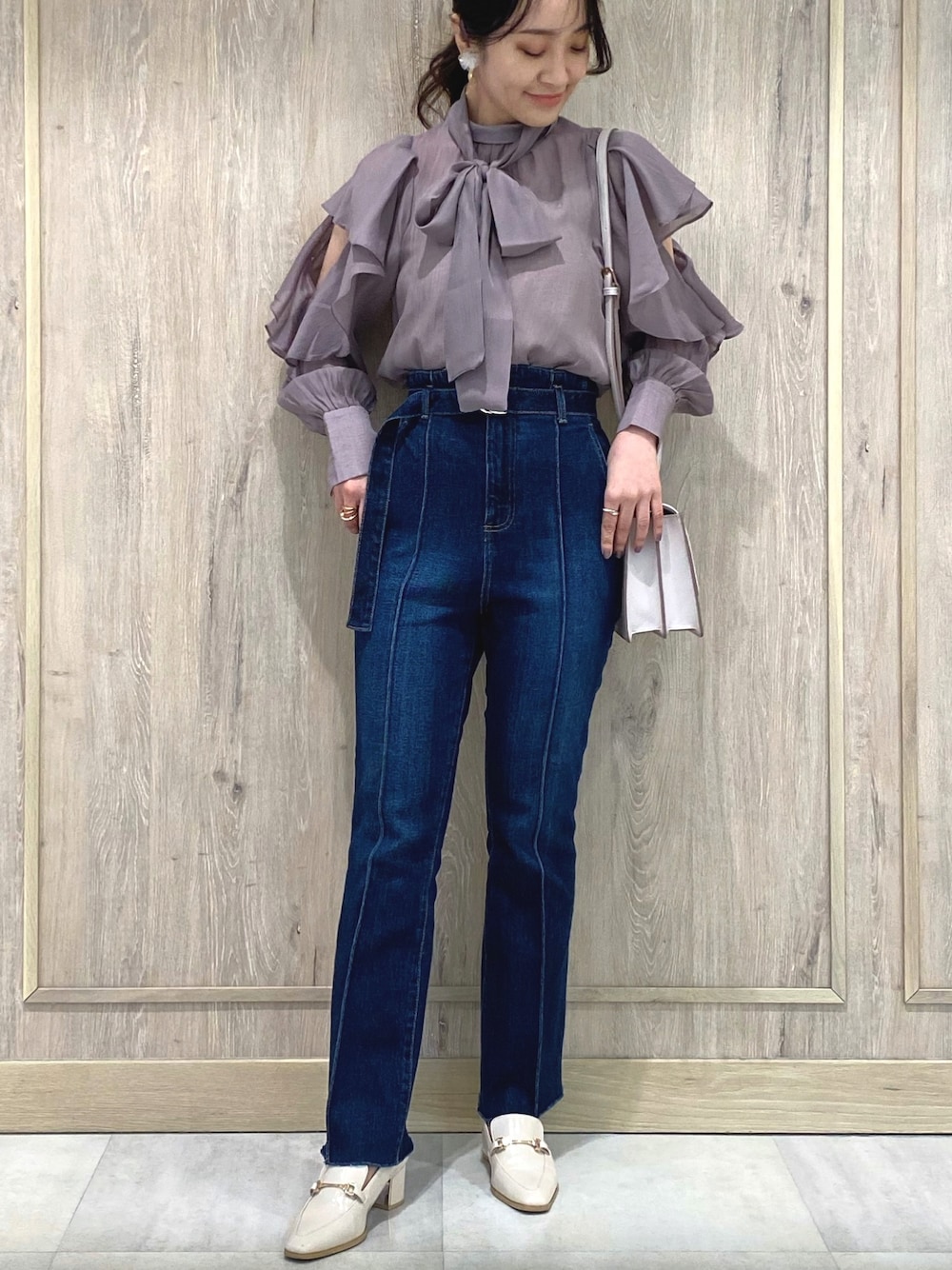 パープル系のシャツ/ブラウス、ホワイト系のチューブトップ、ピンク系のハンドバッグを着用したレディースの冬コーディネートの1枚目の写真