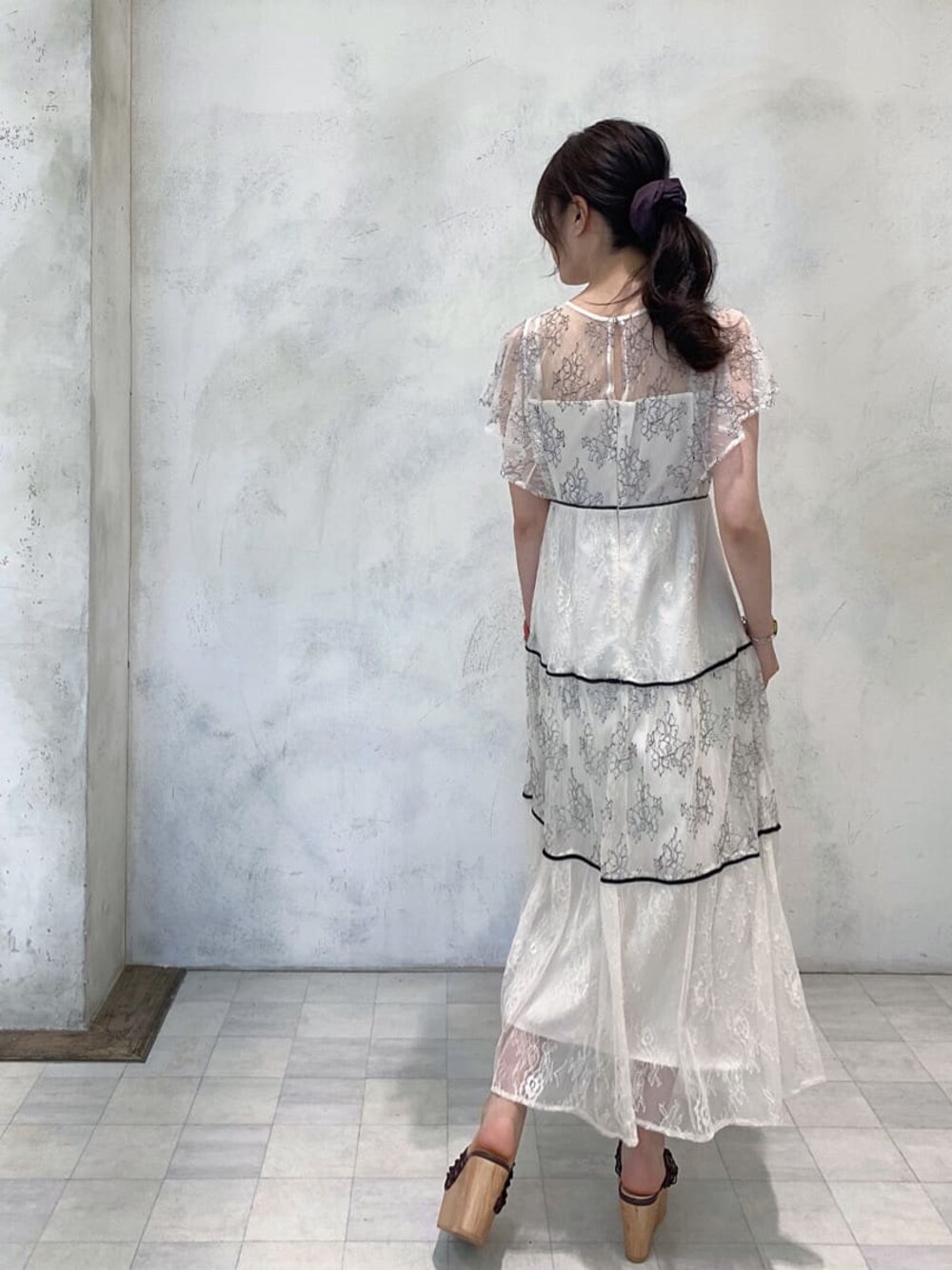 ベージュ系のTシャツ/カットソー、ホワイト系のワンピース、ブラウン系のサンダルを着用したレディースの夏コーディネートの1枚目の写真