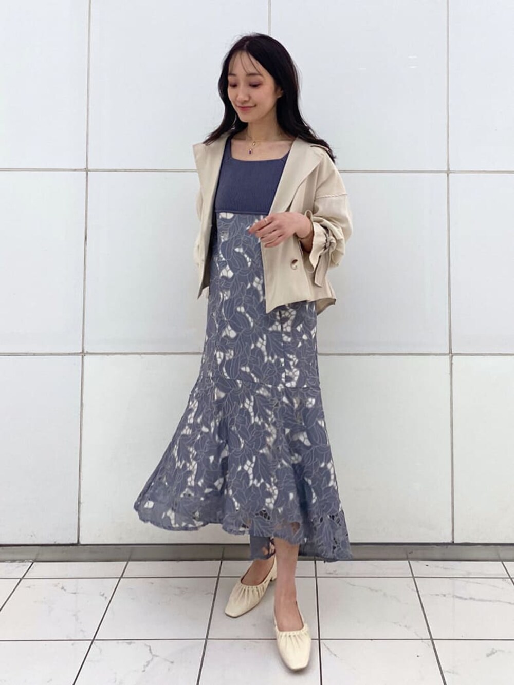 ホワイト系のTシャツ/カットソー、ベージュ系のトレンチコート、ホワイト系のパンプスを着用したレディースの春コーディネートの1枚目の写真