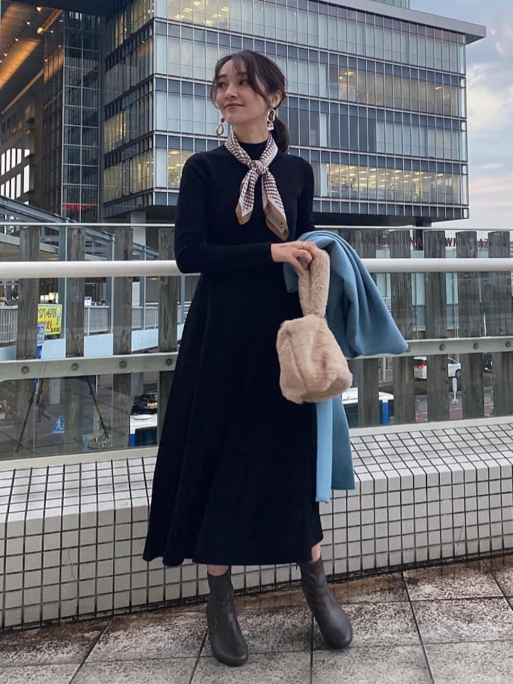 ブラウン系のその他シューズ、ブルー系のノーカラーコート、ブラック系のワンピースを着用したレディースの秋コーディネートの1枚目の写真